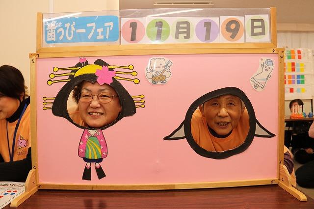 顔はめパネルに顔をはめている参加者の様子の写真
