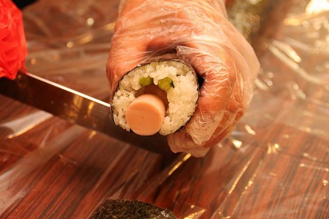 のり巻きの断面を手に持って見せている写真