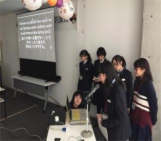 ジャック&ベティ閉校式で集まっている生徒たちの写真