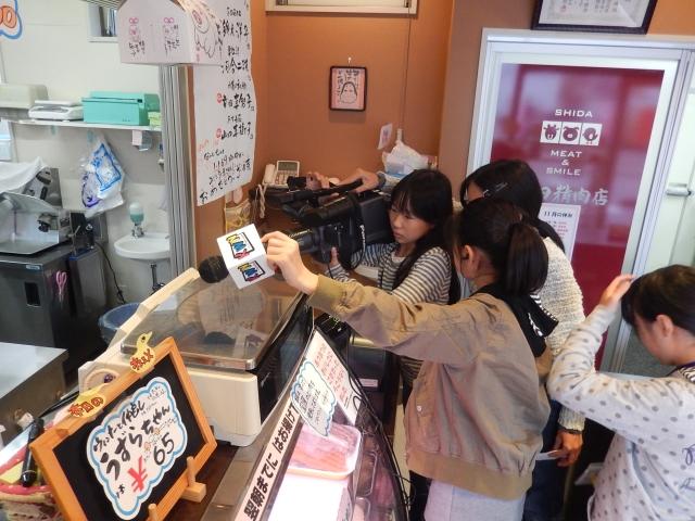 長善館学習塾閉講式の撮影をする生徒たちの写真