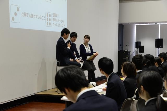 燕市役所職員採用ガイダンスを行う人々の写真