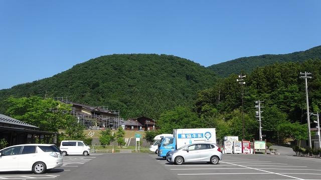 道路沿いに広がっている田園風景の様子の写真