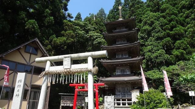 山奥に鎮座している神社の様子の写真