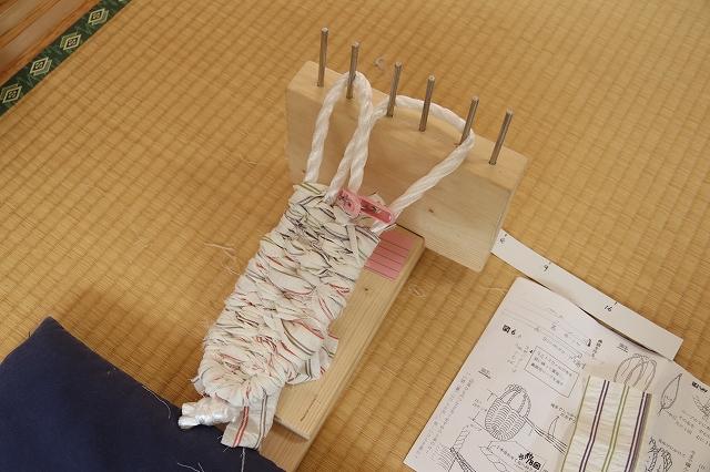 鼻緒をつけるところまで織り込まれた白いぞうりの写真