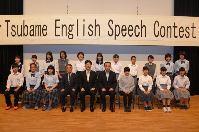 大会参加者と関係者が二列になっている様子の記念写真