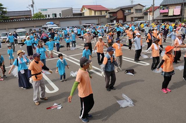 全参加者がのびのびとラジオ体操をしている様子の写真