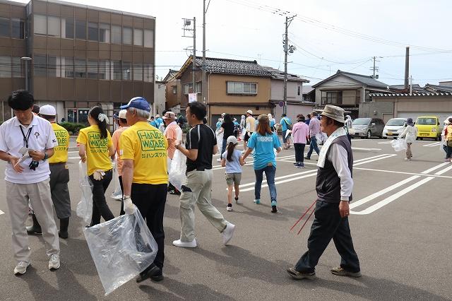 スタートと同時に三々五々に散らばってゆく参加者たちの様子の写真