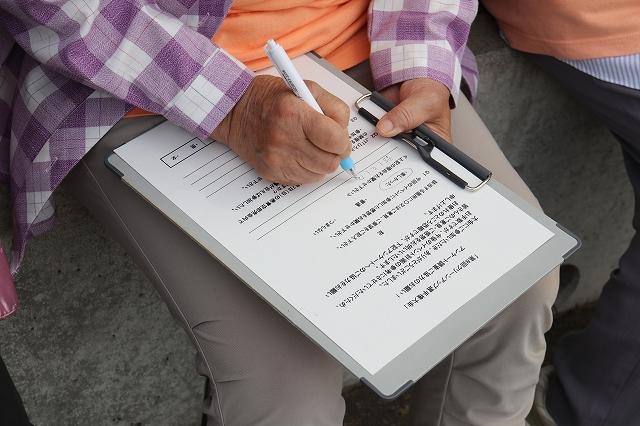 アンケート用紙に記入している様子の写真