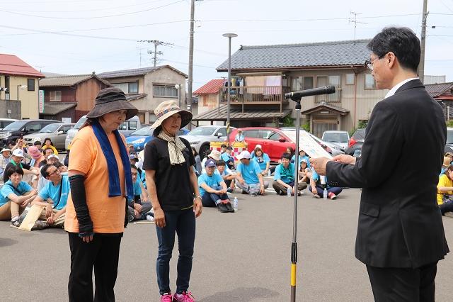 女性2人に副賞が渡されている様子の写真