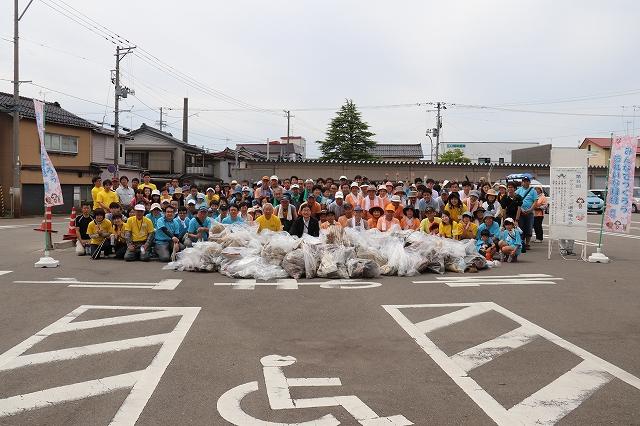 全チームが拾ってきたゴミを前にして、参加者全員が集まった記念写真