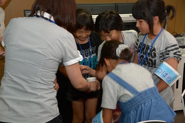 グループ分けのくじ引きをしている女の子たちの様子の写真
