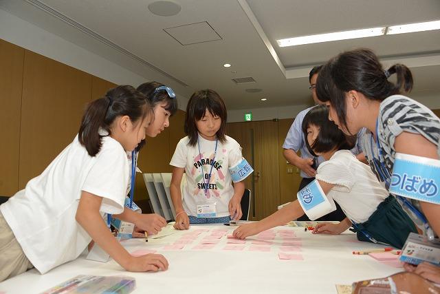 わら半紙に付箋を貼っている女の子たちの様子の写真
