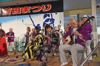 舞台の上で和楽器を演奏する人たちの写真