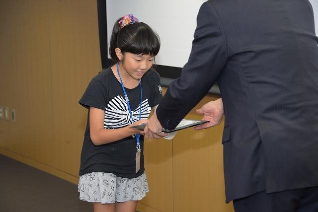 感謝状を受け取っている女子小学生の様子の写真