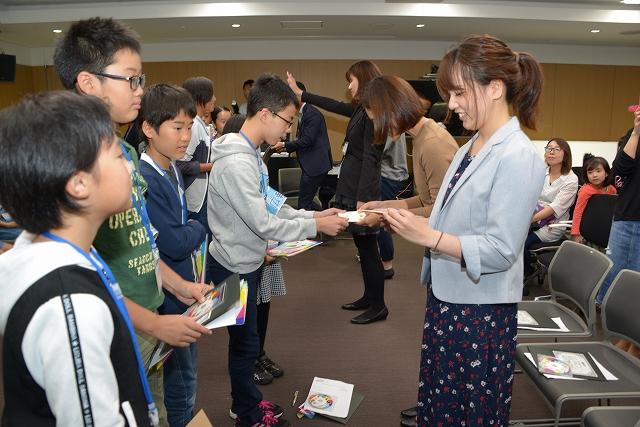 小学生たちから手紙を受け取っている女性の様子の写真
