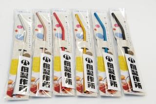 6色のアルミストローが、包装されて並んでいる写真