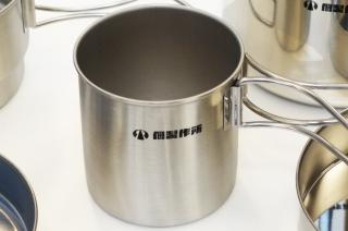 「佃製作所」のロゴが入ったクッカーの写真