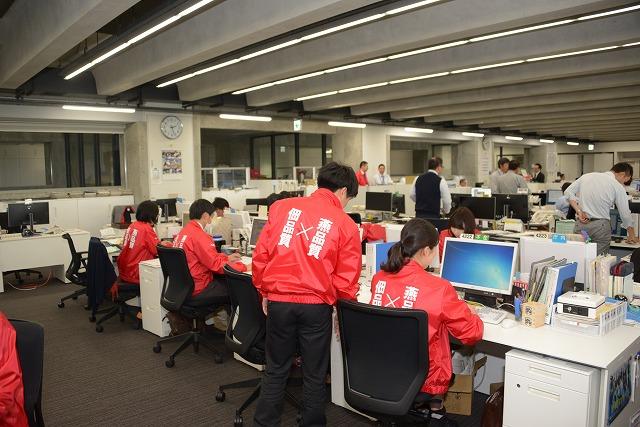 下町ロケットをデザインしたブルゾンを着用して業務を行う燕市職員の写真