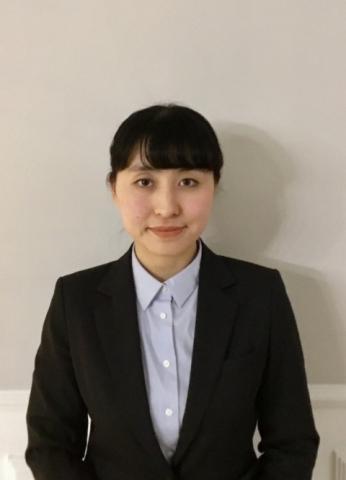 スーツを着た女性の写真
