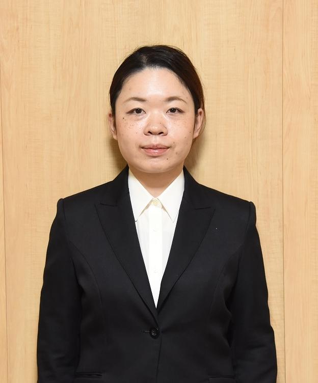 スーツを着た女性の写真