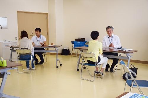 女性参加者がそれぞれ一人の男性と個別相談をしている写真