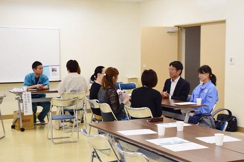 女性参加者たちが座ってそれぞれ相談をしている写真