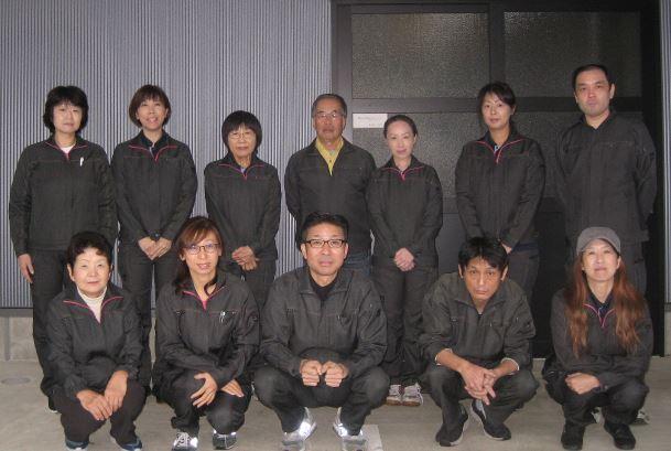 前列に5人しゃがんで、後列に7人立っている集合写真