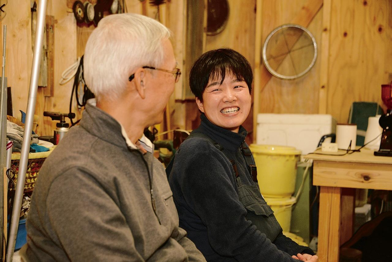 笑顔で目を合わせて話す玉木さんと井村さんの写真