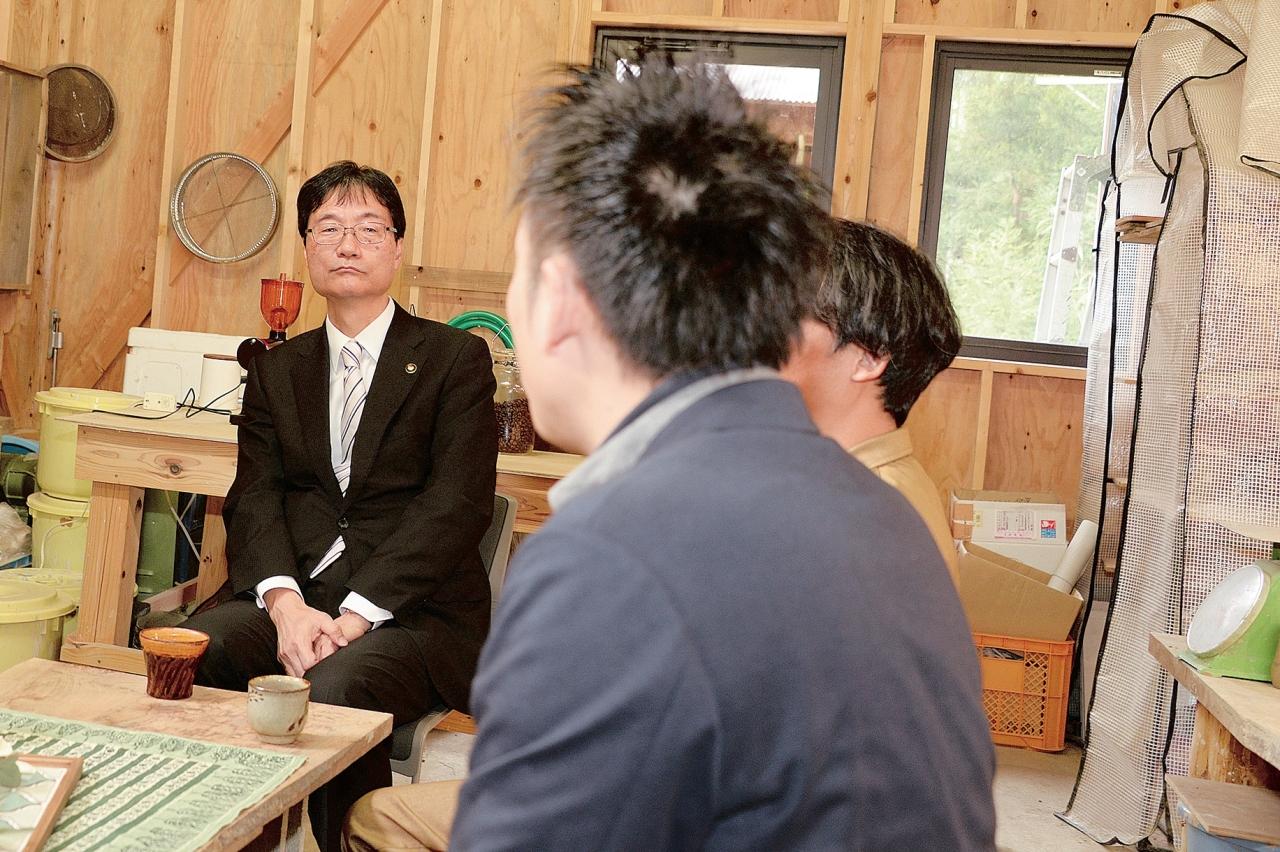 座談会で参加者の話を聴き入る市長の写真