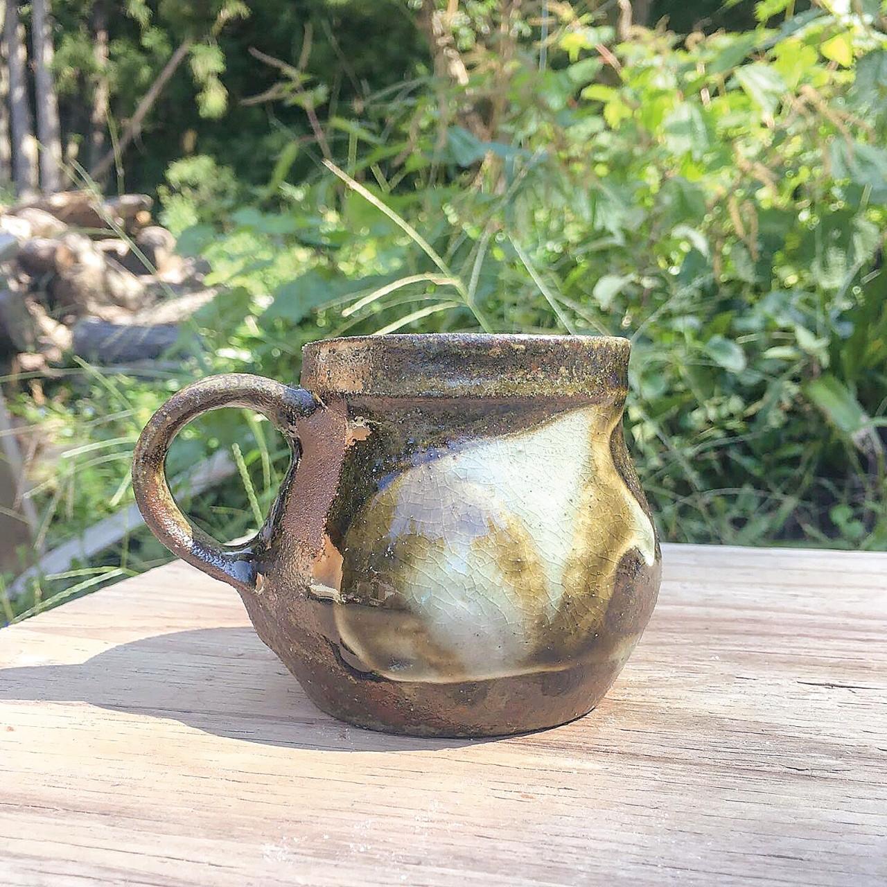 深い色が混ざり合った陶芸品の写真