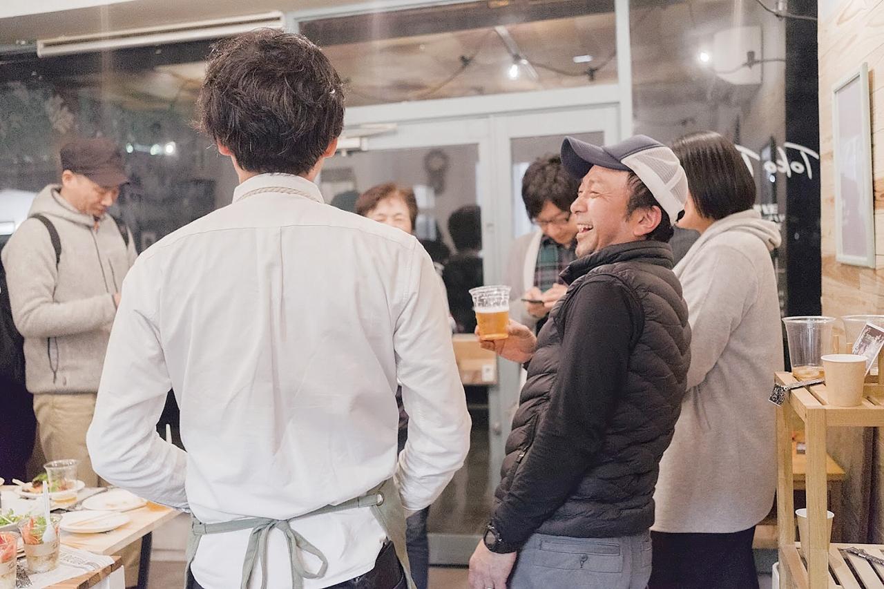 カフェの店内で笑い合う人達の写真