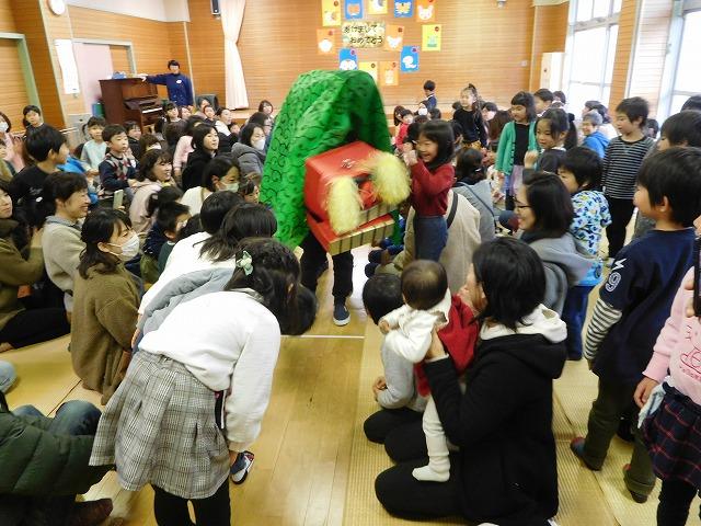 箱や紙で作った獅子舞が登場し、さらにはしゃぐ子どもたちの写真