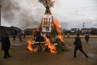 「塞の神」に点火をしてお焚き上げをしている様子の写真