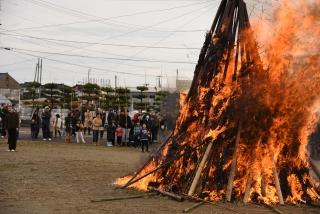 燃え上がる炎を見守る参加者たちの写真