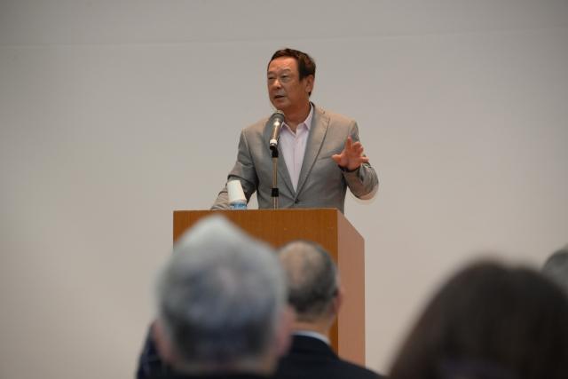 森末慎二さんがマイクの前で講演する写真