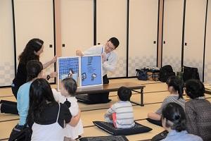 絵本の読み聞かせをする男女の写真