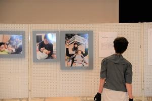 展示されている写真を見る人の写真