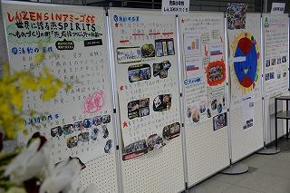 パーテーションに貼り出された、手書きのプレゼンテーション資料の写真