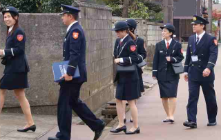 住宅街を歩く職員たちの写真