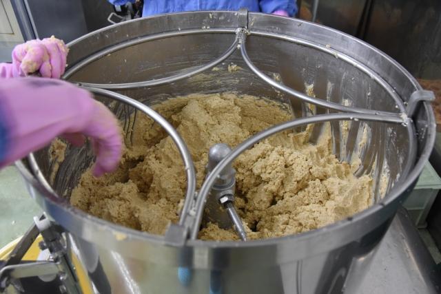 銀色の鍋の中で混ぜ合わされてできた味噌の写真