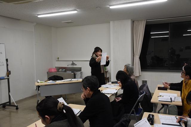 着席している参加者達に発音表を掲げて説明をしている女性の写真と、それを聞いている参加者の写真