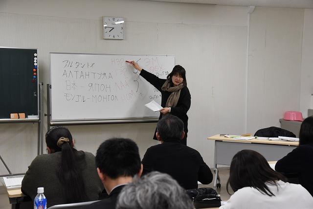 着席した参加者を前に、ホワイトボードにモンゴル語を書いて説明をしている女性の写真