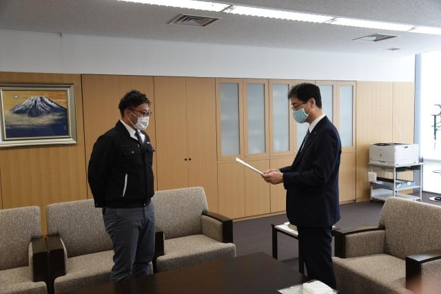 お互いマスクをつけながら並んで立ち、お礼状を読み上げる市長の写真