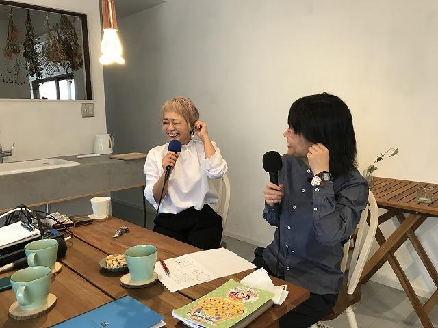 女性2名が笑いながら左手で左耳を引っ張る動作をしている写真