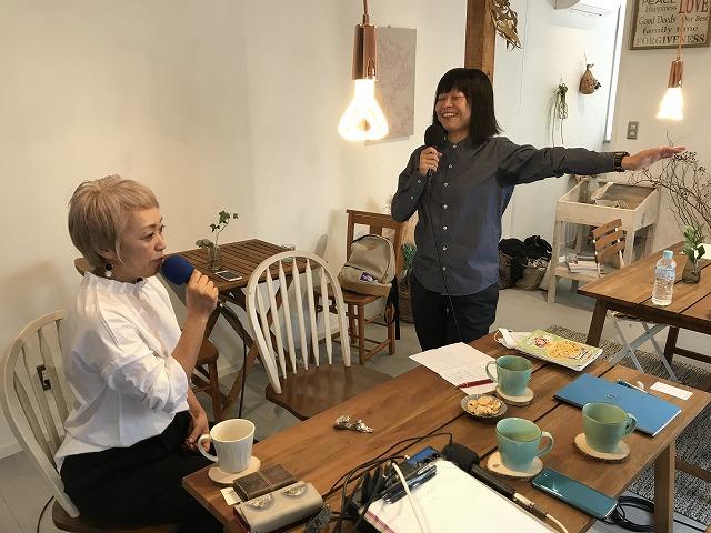 片腕を水平に上げ、軽やかなポーズを取っている女性の写真