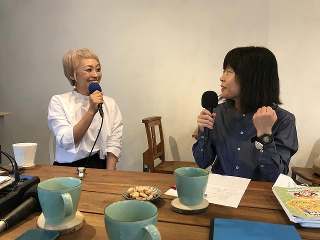 目を合わせて話しながら、一人の女性は片腕でガッツポーズを取っている写真