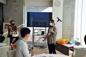 冬に必要な道具を説明する様子
