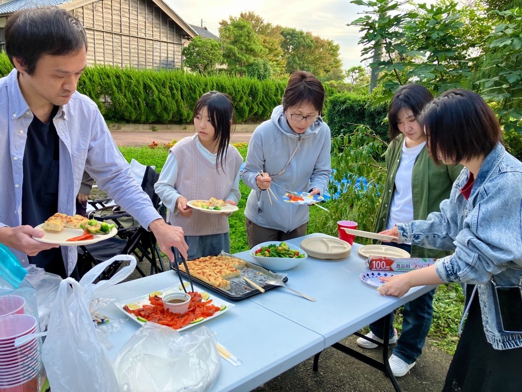 バイキング形式でお料理をとっている