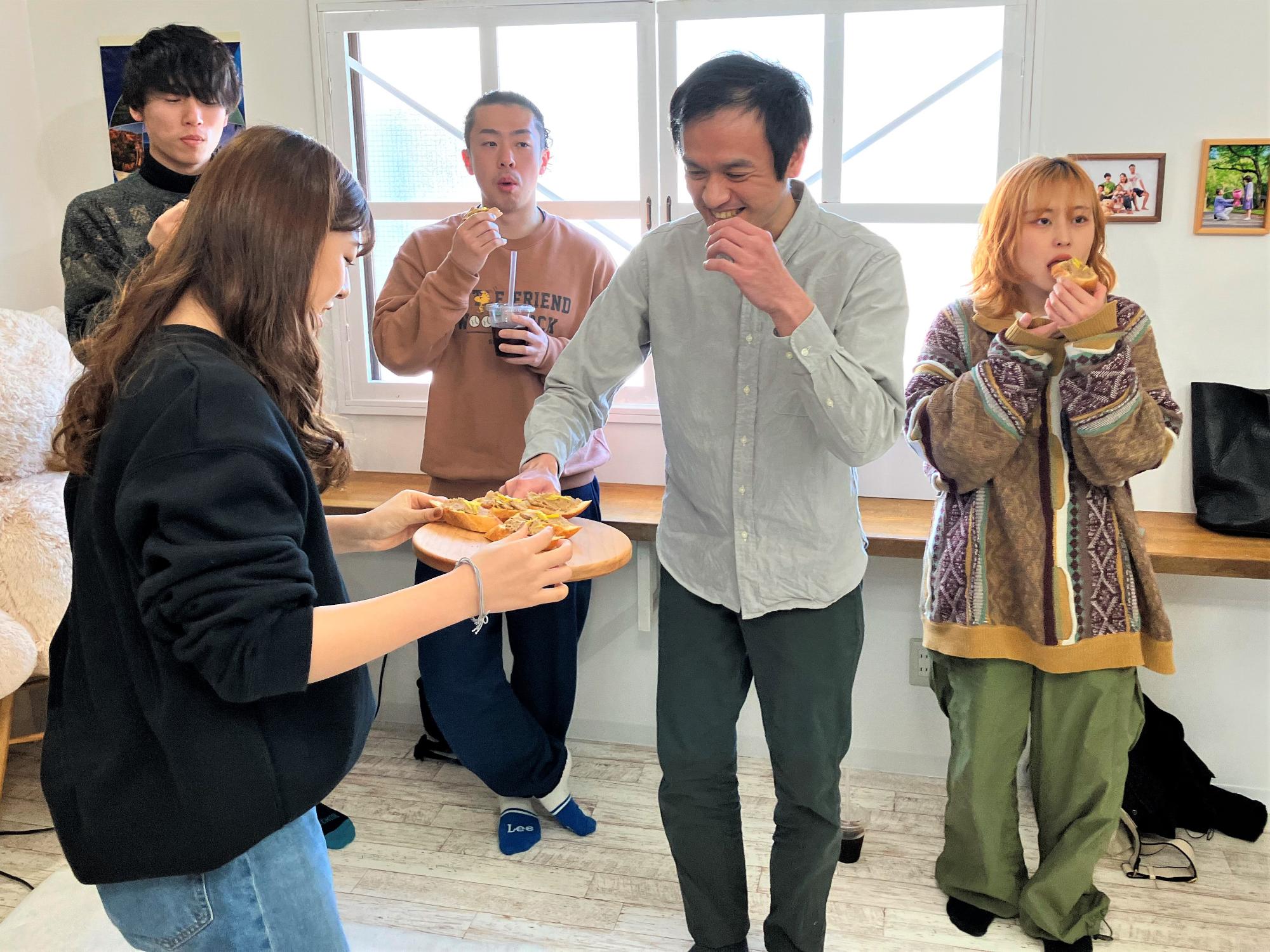 軽食をいただいている様子