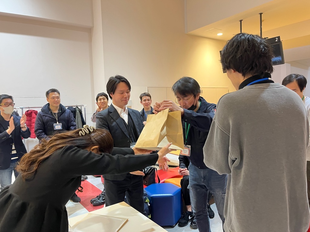 スコアが高かった方へ表彰中
